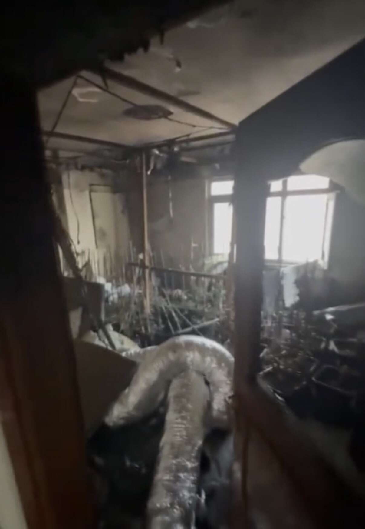 Yangın ihbarına giden ekipler, evde başka bir şeyle karşılaştı 10